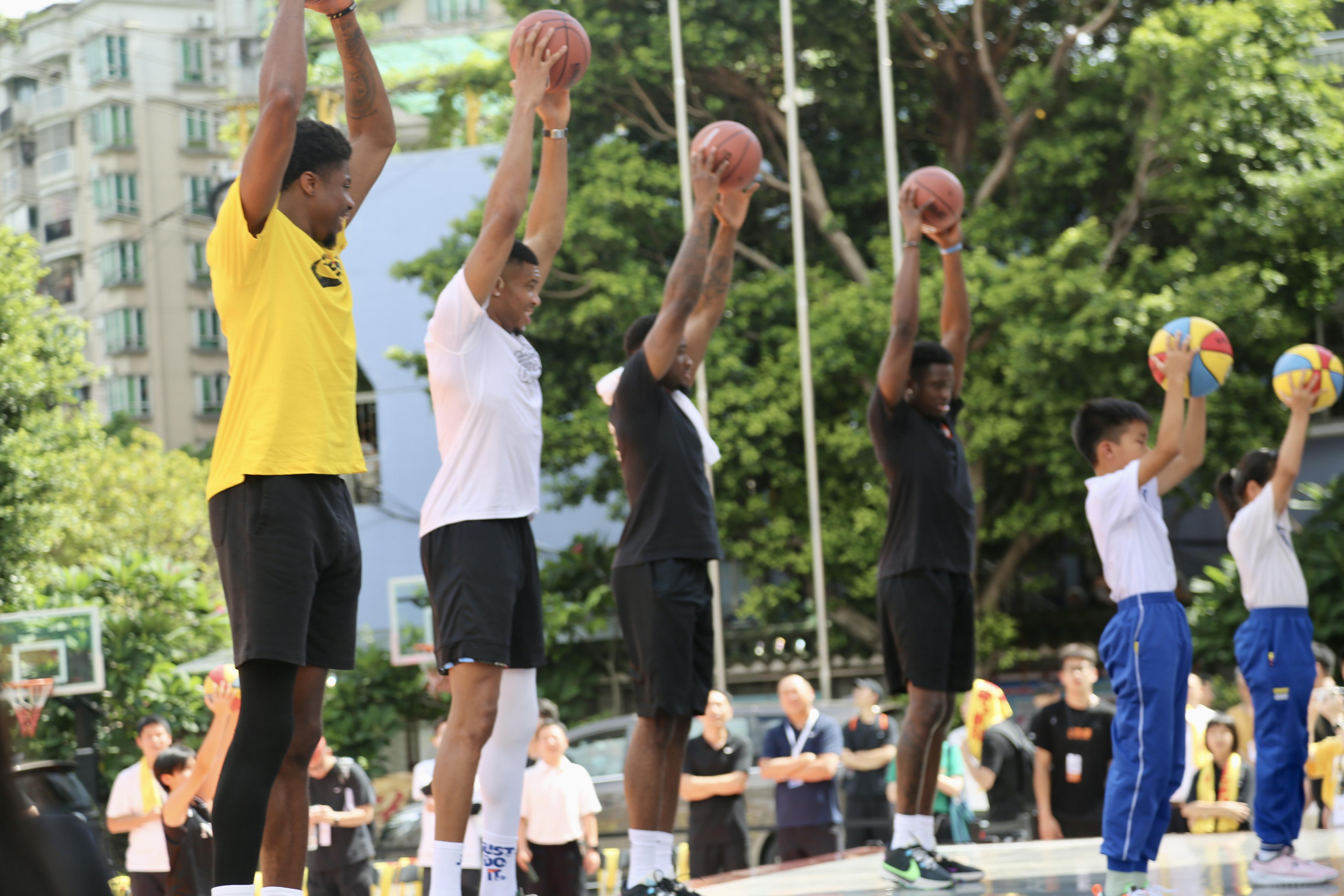 NBA巨星连场大秀，球场上掀起欢呼声潮